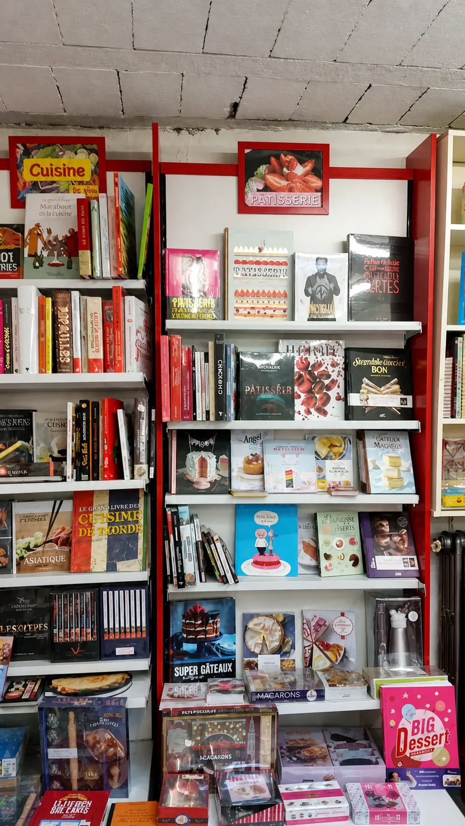 Les rayonnages consacrés à la cuisine et à la pâtisserie, avec les livres présentés de face