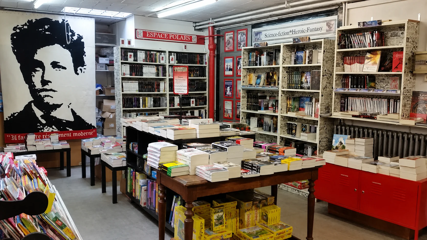 Vue d'ensemble des espaces polar, science-fiction et fantasy, avec plusieurs tables de livres au centre