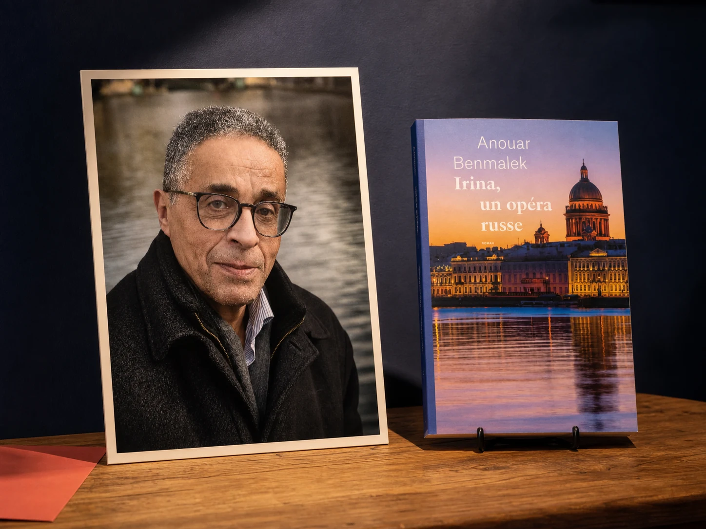 Portrait d'Anouar Benmalek et son roman Irina, un opéra russe, présentés sur une table de librairie