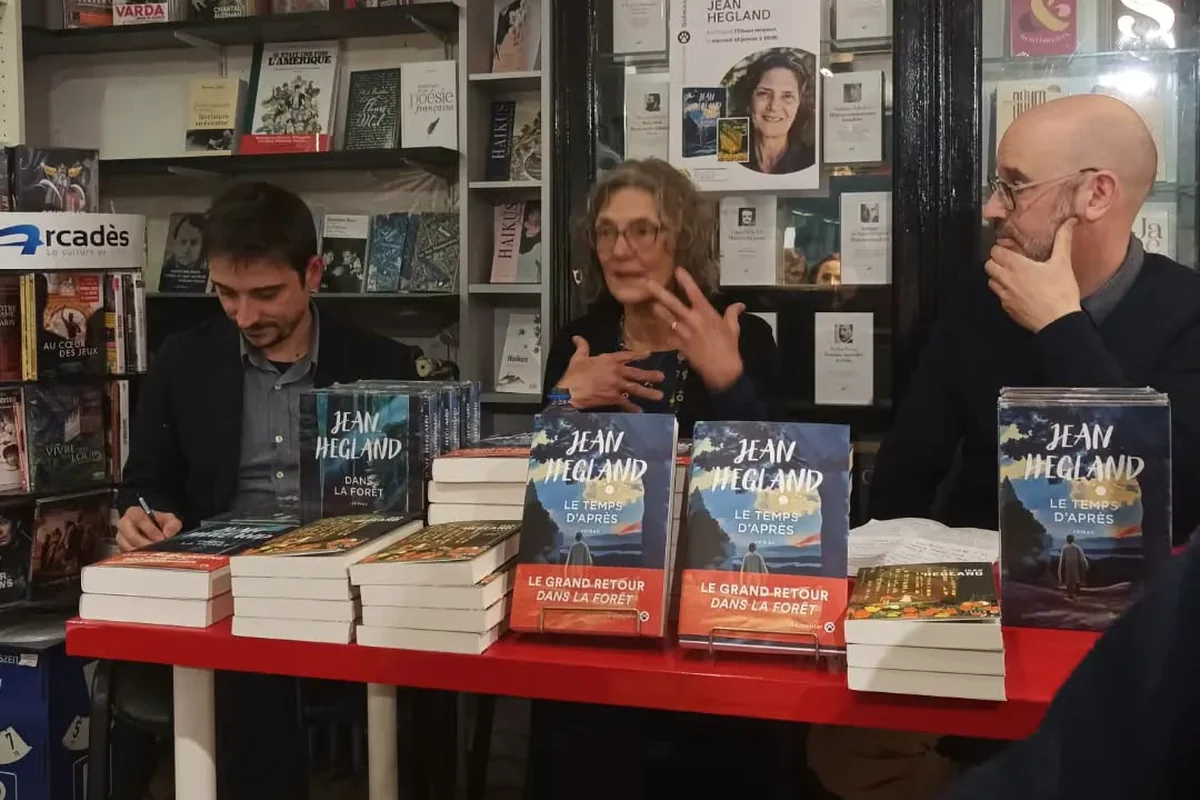 Jean Hegland échangeant avec le public derrière une table présentant ses romans