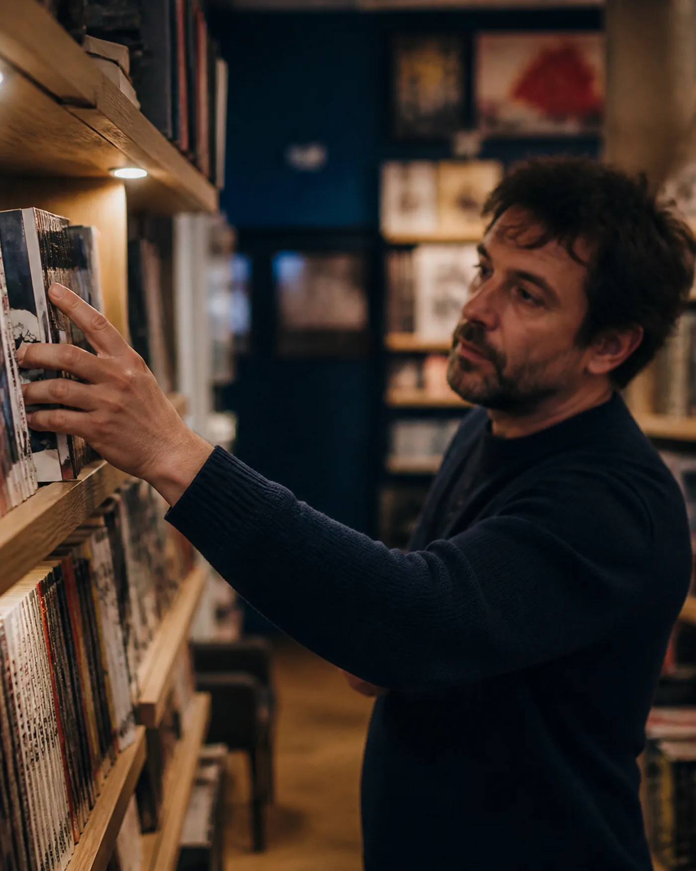 Portrait de Ludovic, libraire, au comptoir de la librairie